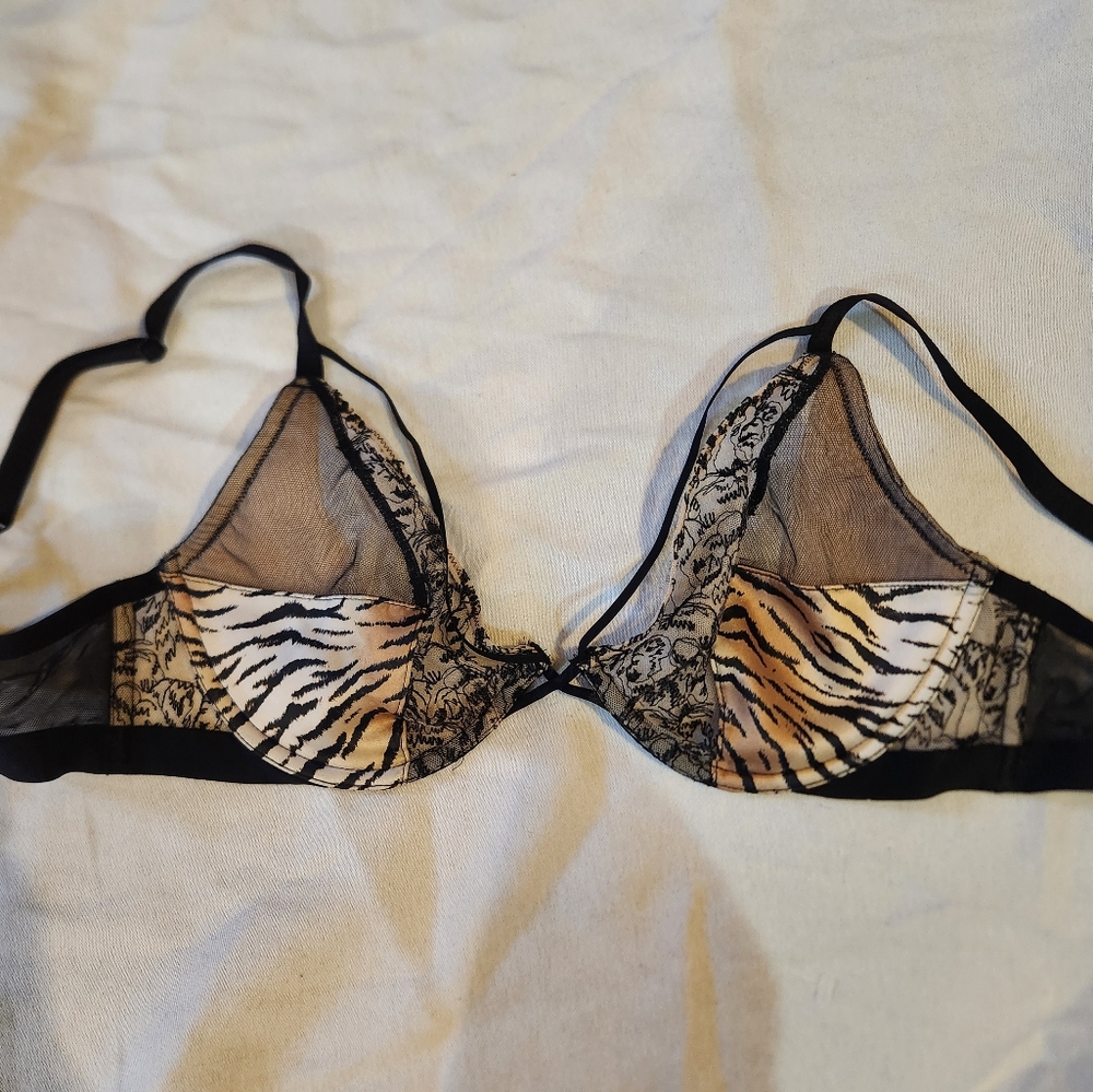Victoria’s Secret Very Sexy Plunge Bra Black Beige 36C